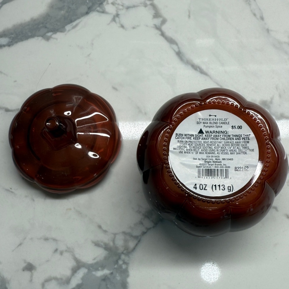 Orange acorn shaped soy wax blend candle, pumpkin spice 4 ounces - Picture 3 of 3
